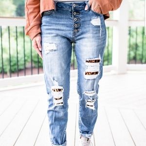 NWT KanCan Leopard Patch Distressed Button Fly Girlfriend Jeans Size 5/26